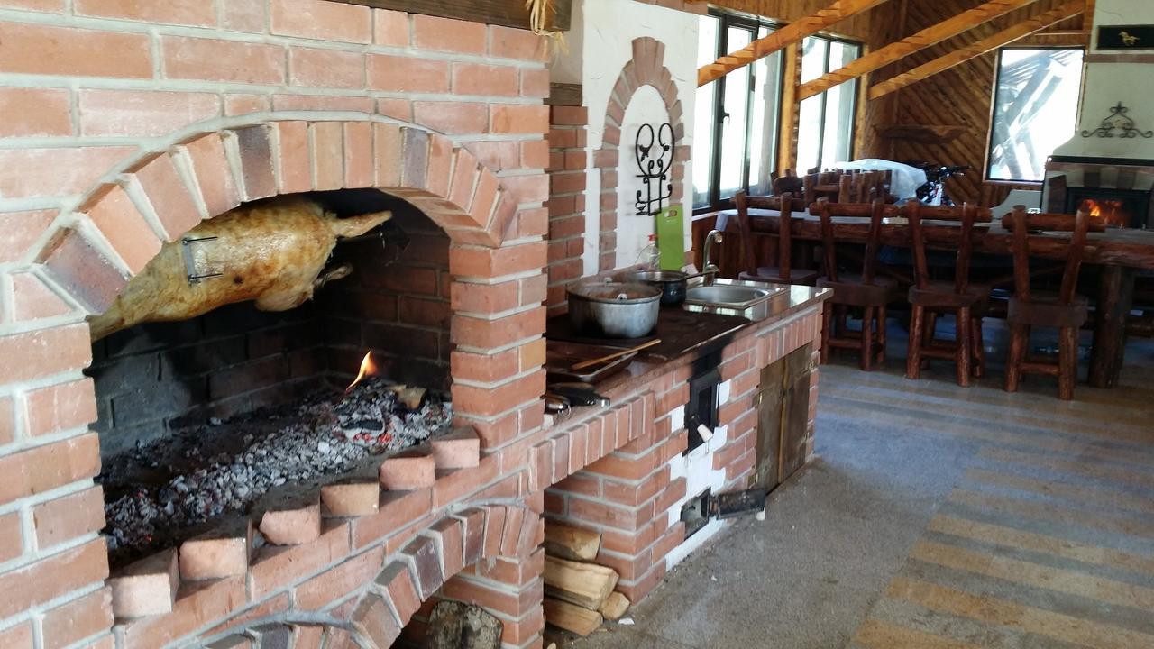 Cabana Barlogul Lupilor Villa Berevoesti Ngoại thất bức ảnh